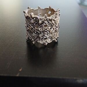 Elegant Silver Heart Pattern Ring